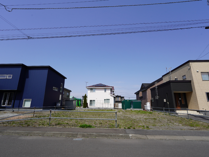 【ウトナイ北3丁目】南西向き🌞小中学校徒歩10分以内🏫70坪以上+更地