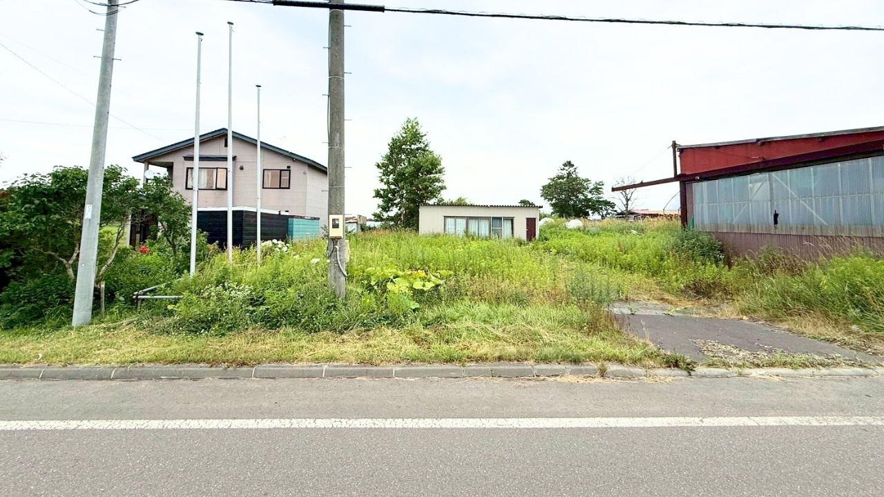 【安平町安平】小屋とプレハブつきの約240坪の土地✨200坪以上